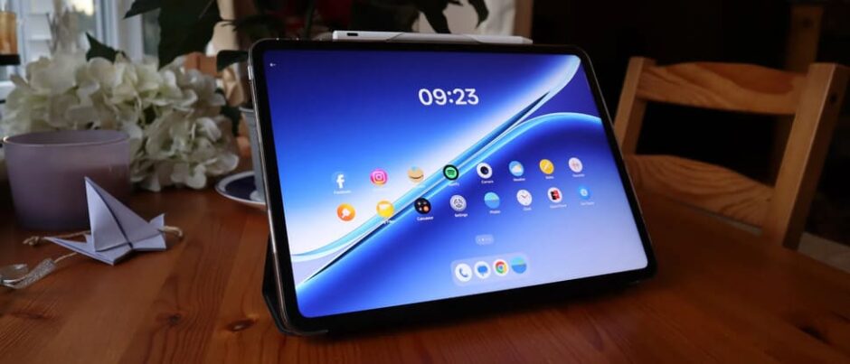 OnePlus Pad Go 2 на столе с включённым экраном - главный экран планшета
