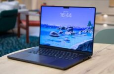 MacBook Pro 16 M5 Pro 2026 на столе открытый экран