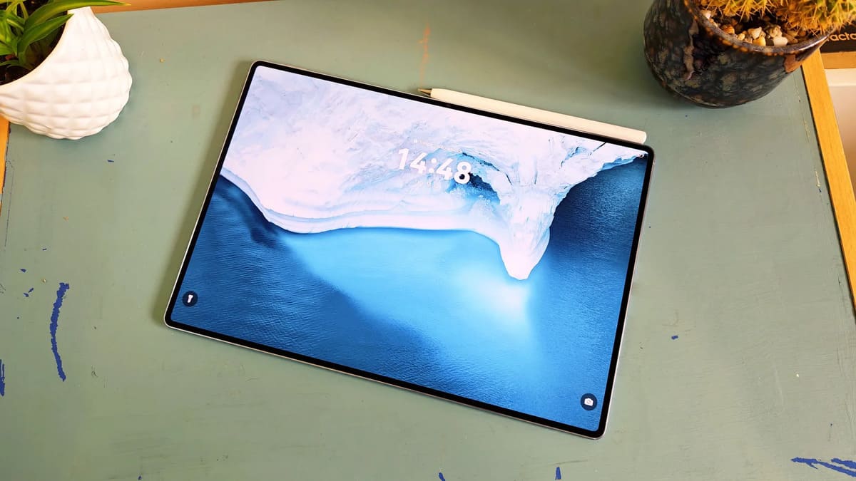 Huawei MatePad Pro Max 2026 с большим экраном PaperMatte и стилусом на столе