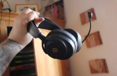 Игровая гарнитура SteelSeries Arctis Nova Pro Omni в руке