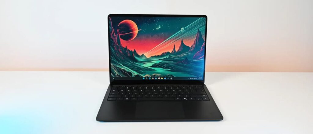 Фронтальный вид ноутбука Surface Laptop for Business 8 с открытым экраном