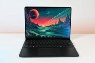 Фронтальный вид ноутбука Surface Laptop for Business 8 с открытым экраном