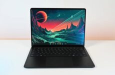 Фронтальный вид ноутбука Surface Laptop for Business 8 с открытым экраном