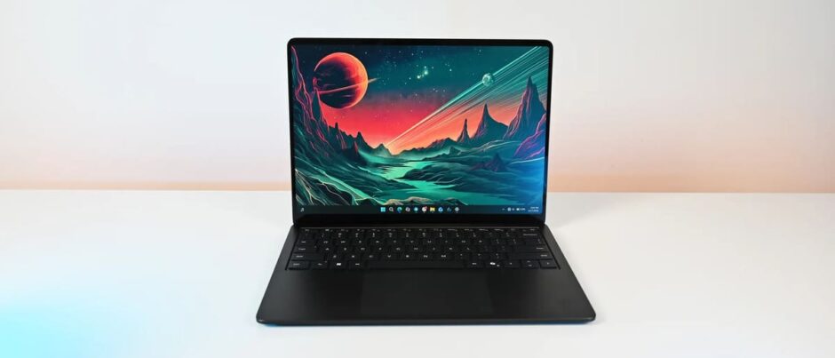 Фронтальный вид ноутбука Surface Laptop for Business 8 с открытым экраном