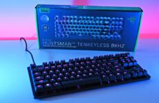 Клавиатура Razer Huntsman V3 TKL 8KHz и коробка на столе