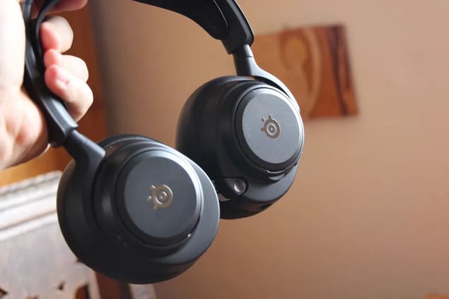 SteelSeries Arctis Nova Pro Omni - амбушюры с логотипом крупным планом
