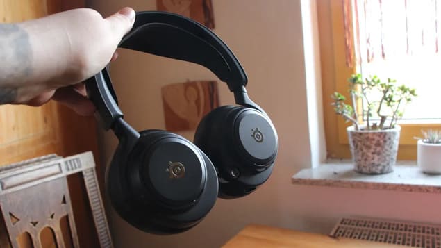 SteelSeries Arctis Nova Pro Omni - вид на амбушюры с логотипом