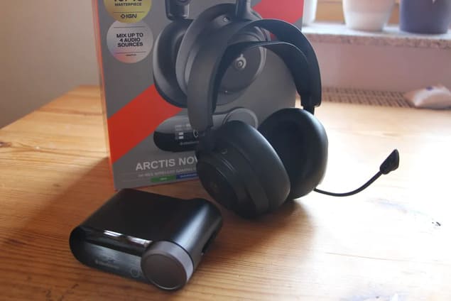 Полная комплектация SteelSeries Arctis Nova Pro Omni с выдвинутым микрофоном