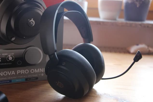SteelSeries Arctis Nova Pro Omni на столе вид сбоку