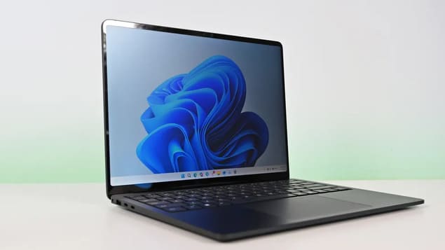 Ноутбук Surface Laptop for Business 8 под углом с экраном Windows 11