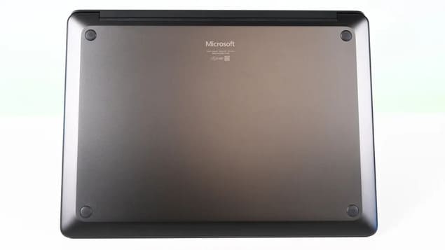 Нижняя панель ноутбука Surface Laptop for Business 8 с логотипом Microsoft