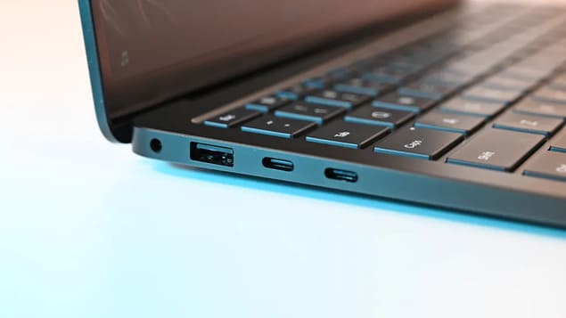Разъемы и порты на левой стороне Surface Laptop for Business 8