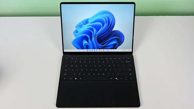 Surface Laptop for Business 8 с экраном Windows 11 спереди