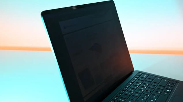 Surface Laptop for Business 8 под углом с дисплеем