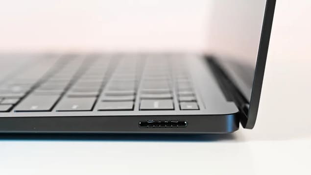Боковой порт Surface Laptop for Business 8 крупным планом
