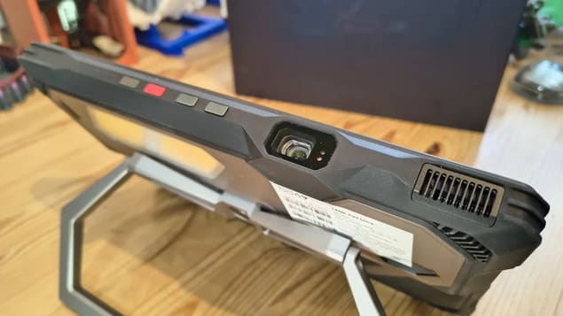 встроенный проектор 8849 Tank Pad Ultra и вентиляционная решётка на корпусе