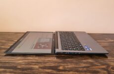 Acer TravelMate X 14 AI в раскрытом виде на тёмном деревянном столе