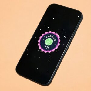 Смартфон с логотипом Android 17 на экране на оранжевом фоне