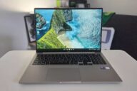 Honor MagicBook 16 2026 в открытом виде на столе