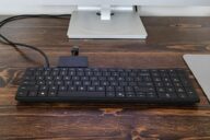 HP EliteBoard G1a на рабочем столе с подключением по USB-C