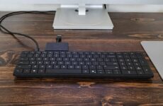 HP EliteBoard G1a на рабочем столе с подключением по USB-C