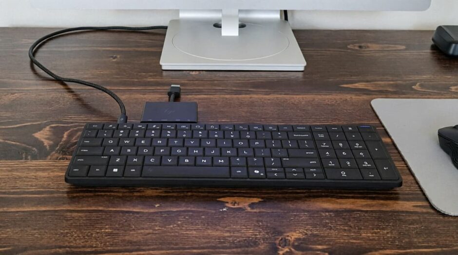 HP EliteBoard G1a на рабочем столе с подключением по USB-C