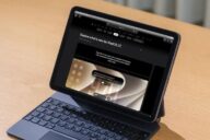 iPad с открытой страницей Apple о новых функциях iPadOS 27 и Siri AI