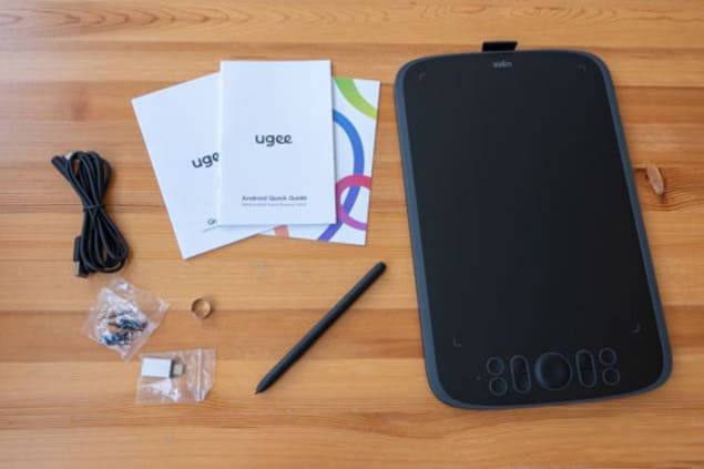 Комплектация Ugee M908 с планшетом, стилусом, кабелем и инструкциями