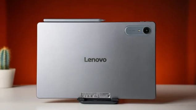Lenovo Idea Tab Pro Gen 2 с алюминиевым корпусом и стилусом на фоне красной стены
