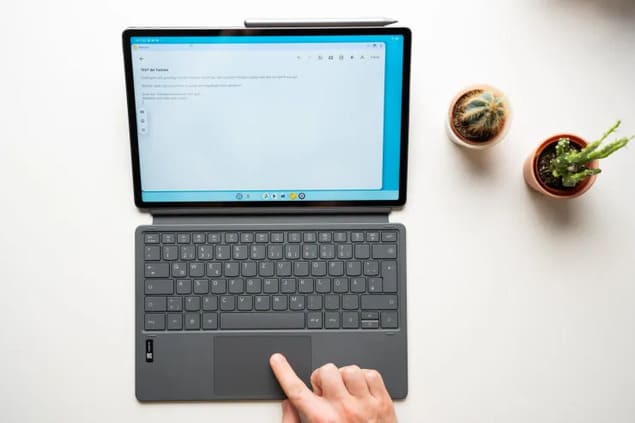 Lenovo Idea Tab Pro Gen 2 с клавиатурой и трекпадом в настольном режиме