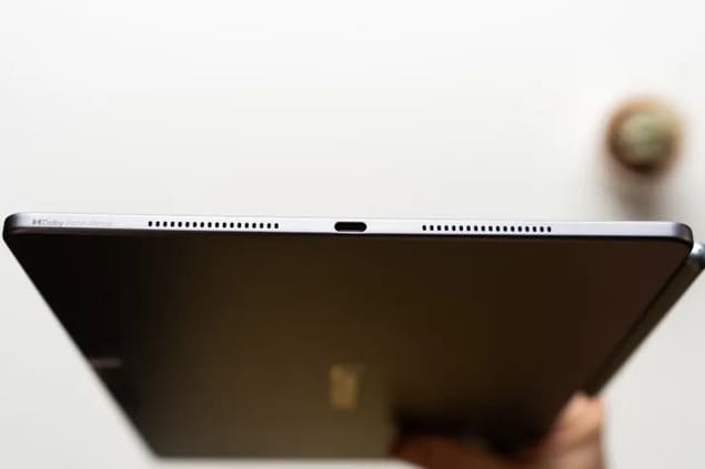 Нижняя грань Lenovo Idea Tab Pro Gen 2 с портом USB-C и динамиками