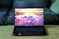 Ноутбук Lenovo Yoga Slim 7x (2026) спереди на деревянном столе с включенным экраном