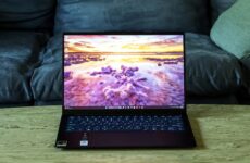Ноутбук Lenovo Yoga Slim 7x (2026) спереди на деревянном столе с включенным экраном
