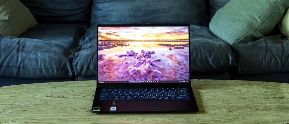 Ноутбук Lenovo Yoga Slim 7x (2026) спереди на деревянном столе с включенным экраном