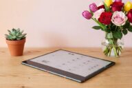 Onyx Boox Note Air 4C - цветная электронная книга на столе
