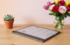 Onyx Boox Note Air 4C - цветная электронная книга на столе