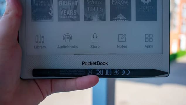Нижняя часть PocketBook InkPad One с логотипом и стилусом