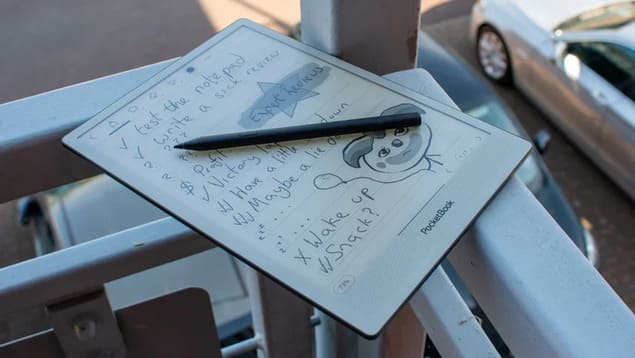 Стилус PocketBook InkPad One лежит на экране с рукописными заметками
