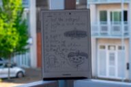 PocketBook InkPad One с открытыми рукописными заметками в обзоре