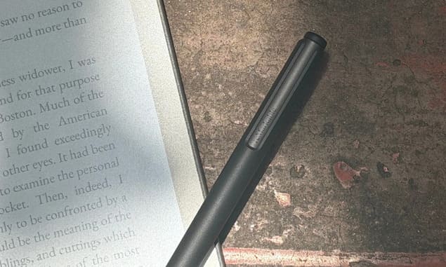 крупный план стилуса Marker рядом с экраном reMarkable Paper Pure