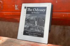 reMarkable Paper Pure с открытой книгой The Odyssey на E Ink-экране