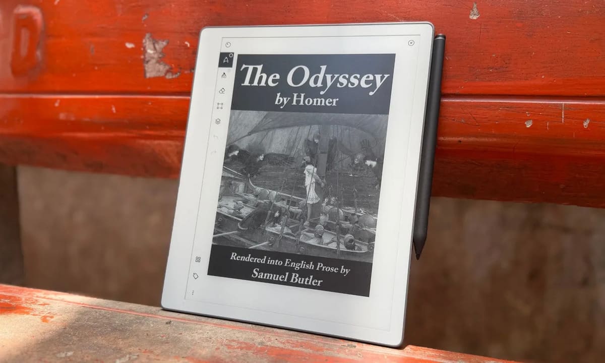 reMarkable Paper Pure с открытой книгой The Odyssey на E Ink-экране