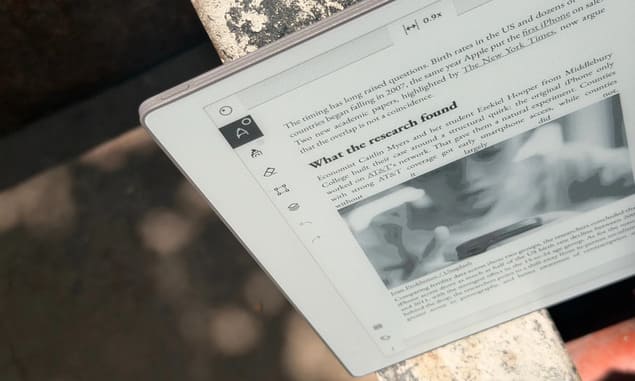 reMarkable Paper Pure с открытым PDF-документом и инструментами разметки