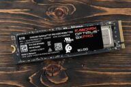 SanDisk Optimus GX Pro 8100 8TB SSD на деревянном фоне