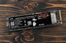 SanDisk Optimus GX Pro 8100 8TB SSD на деревянном фоне
