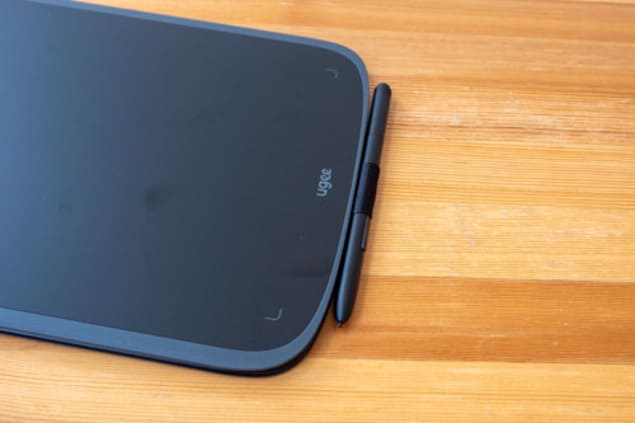 Стилус Ugee PH23 рядом с графическим планшетом Ugee M908