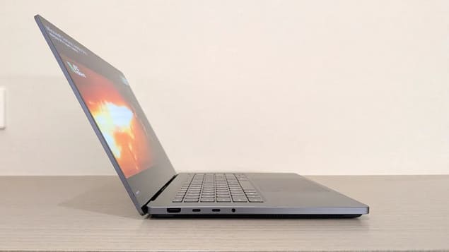 Боковой профиль Surface Laptop Ultra с открытым экраном и портами на левой грани