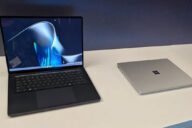 Surface Laptop Ultra в открытом и закрытом виде на демонстрационном стенде