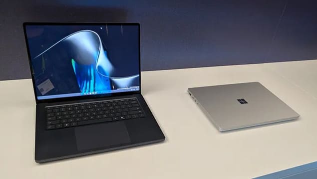 Surface Laptop Ultra в открытом и закрытом виде на демонстрационном стенде