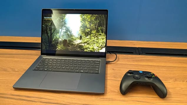 Surface Laptop Ultra запускает игру с подключённым геймпадом Xbox